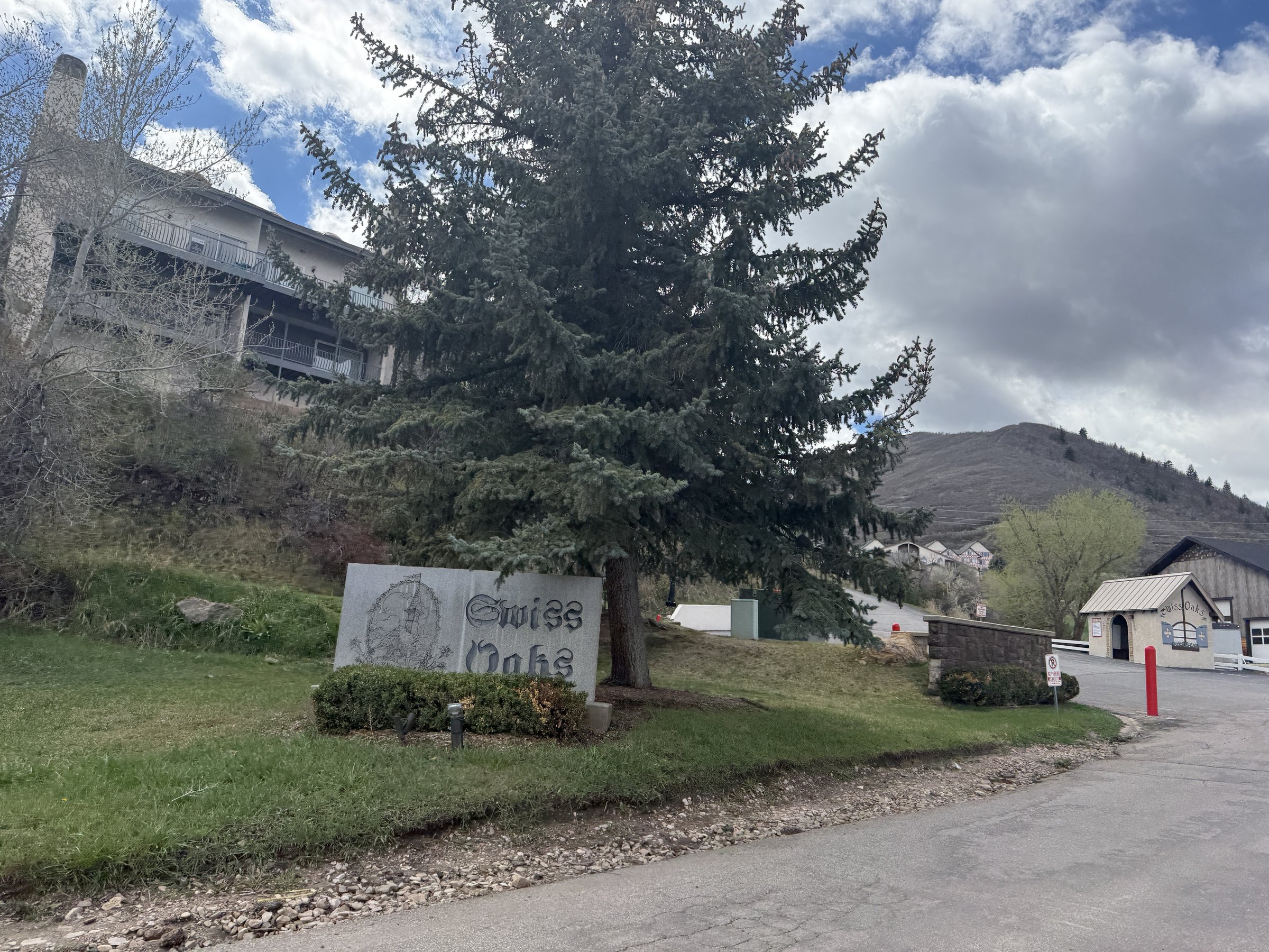 Swiss Oaks community sign in Midway Utah with tile accents